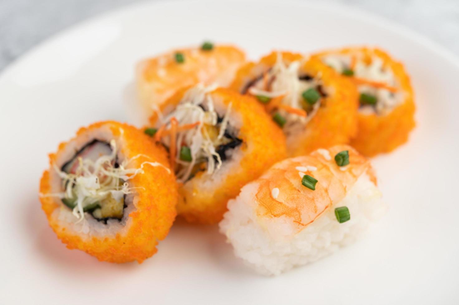 rollos de sushi surtidos foto