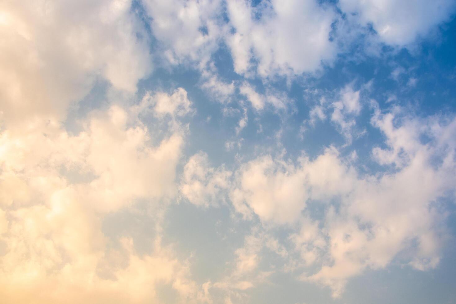 el cielo al atardecer foto