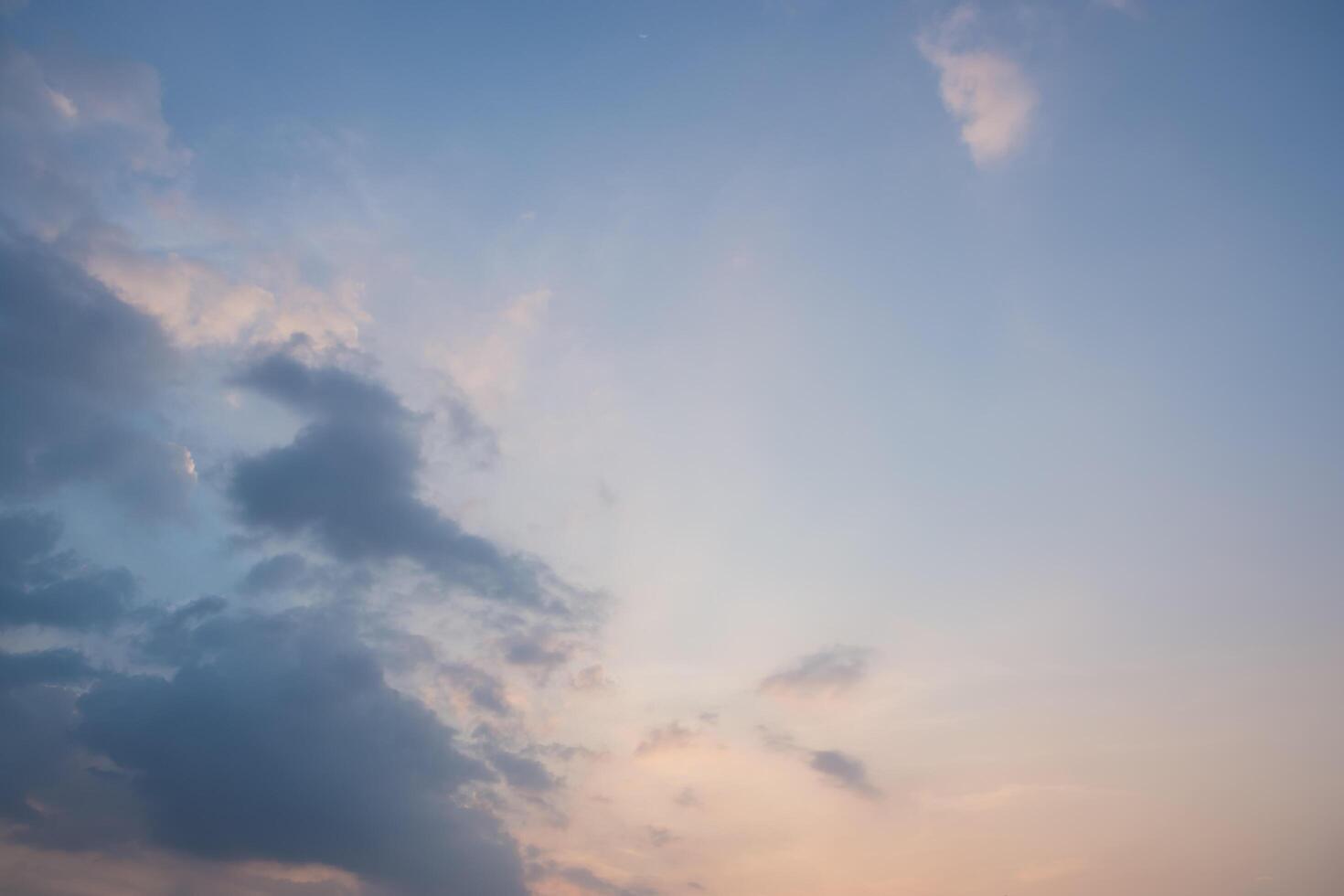 cielo azul con nubes al atardecer foto