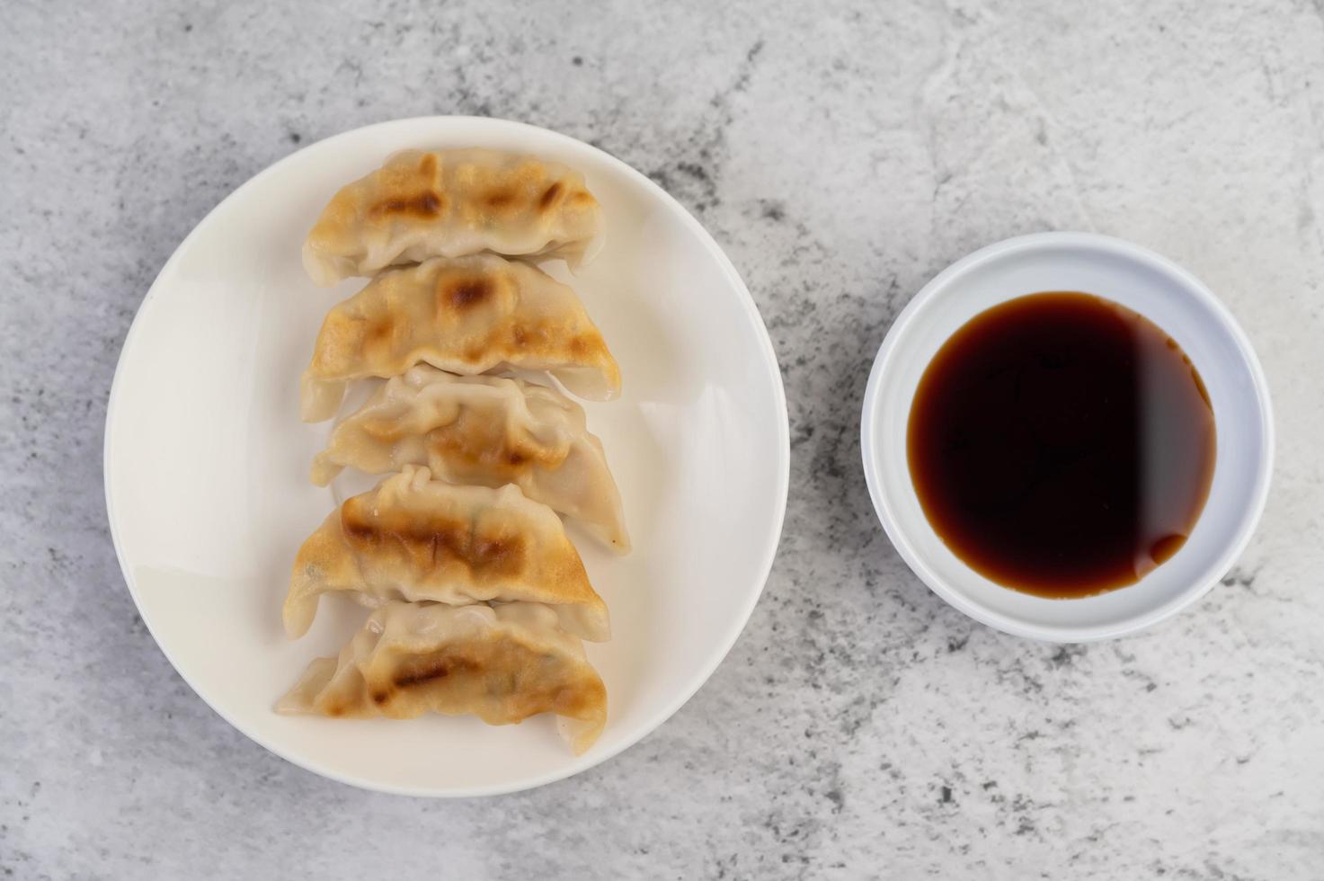 albóndigas tradicionales de gyoza foto