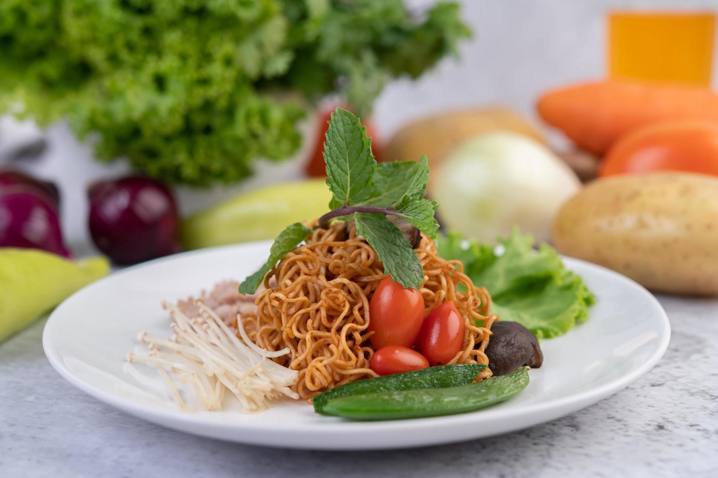 fideos salteados con vegetales mixtos foto