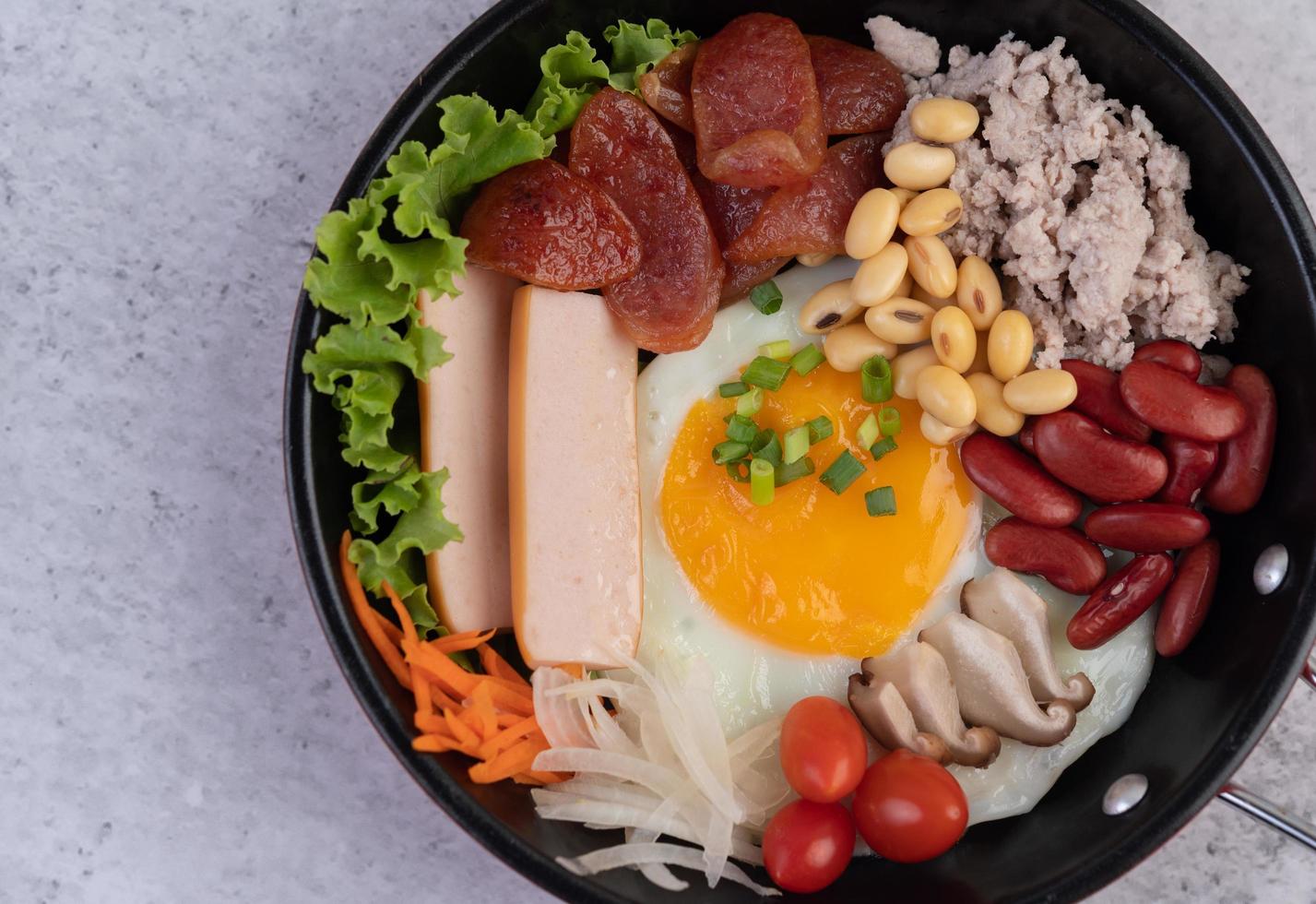 ensalada de verduras con pan y huevos duros foto