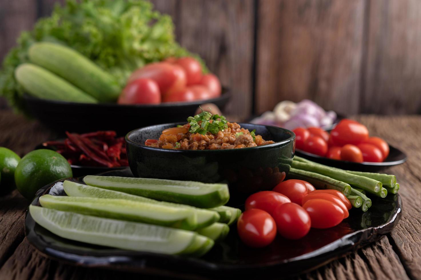 cerdo dulce con pepinos, frijoles, tomates y guarniciones foto