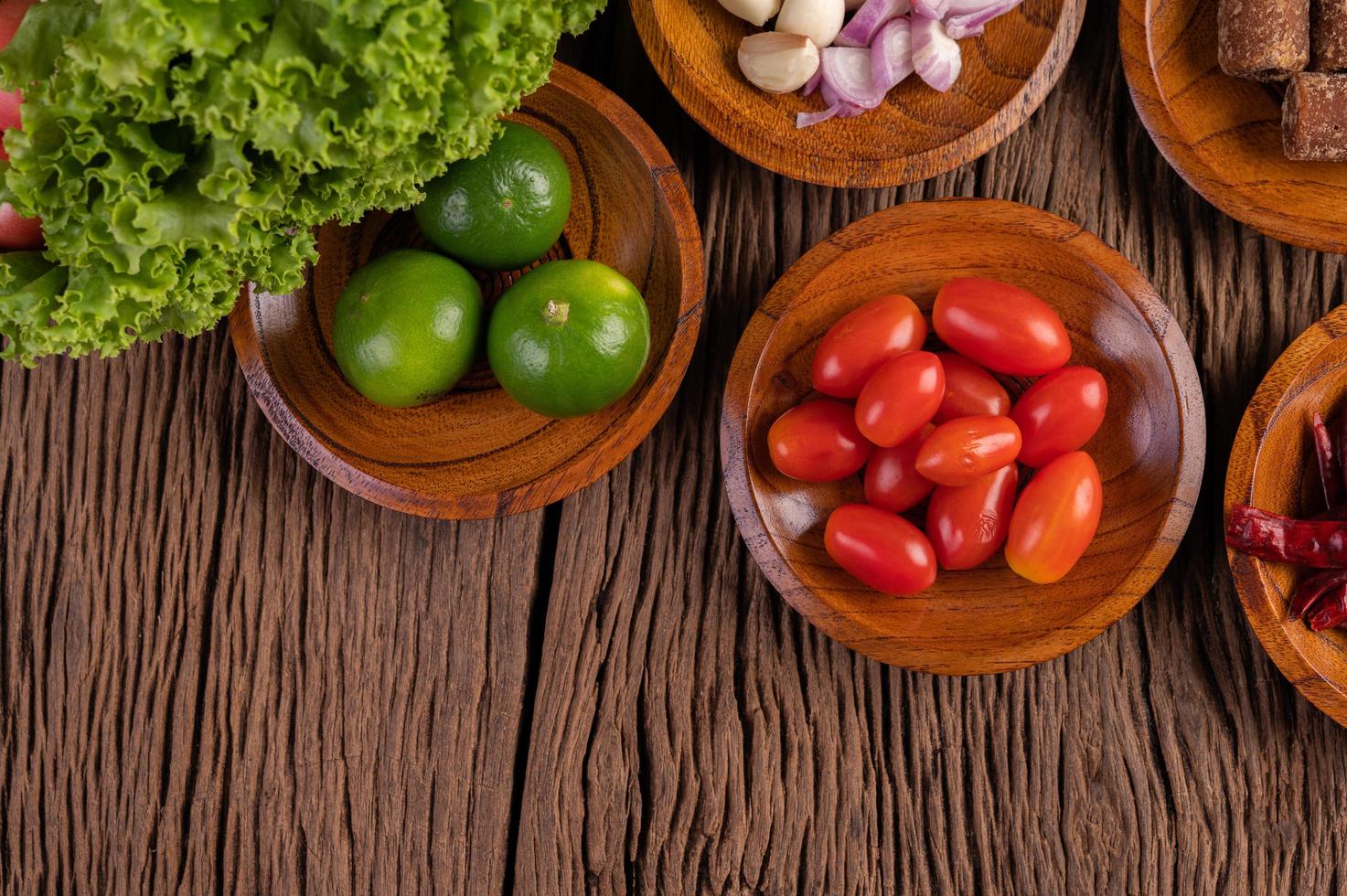 azúcar de palma, cebollas rojas, pimientos secos, tomates, pepinos, frijoles y lechuga foto