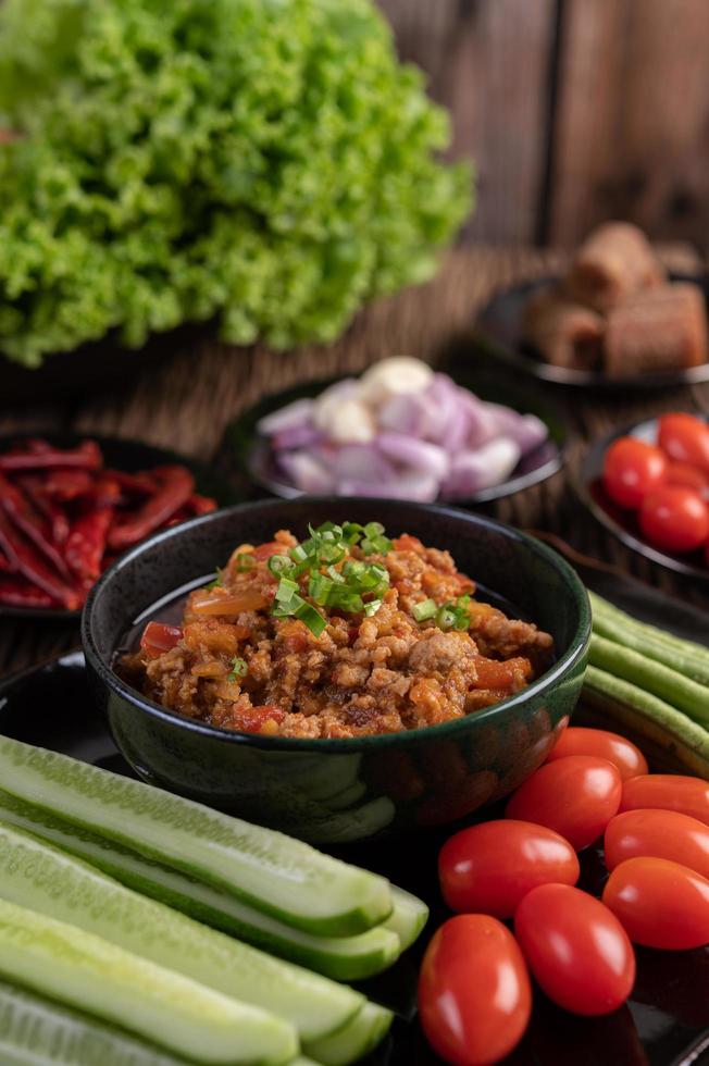 tazón de cerdo dulce con pepinos, frijoles y tomates foto