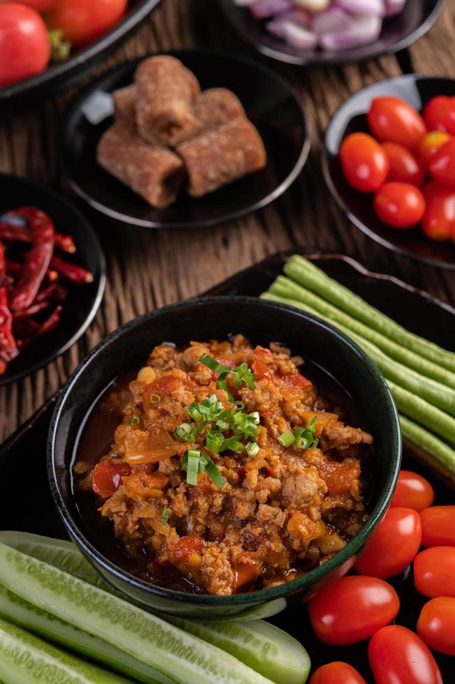 cerdo dulce con pepinos, frijoles, tomates y guarniciones foto