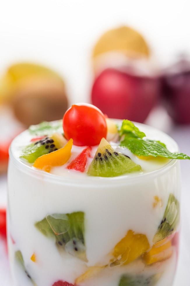 Batido de yogur de frutas en vidrio transparente foto