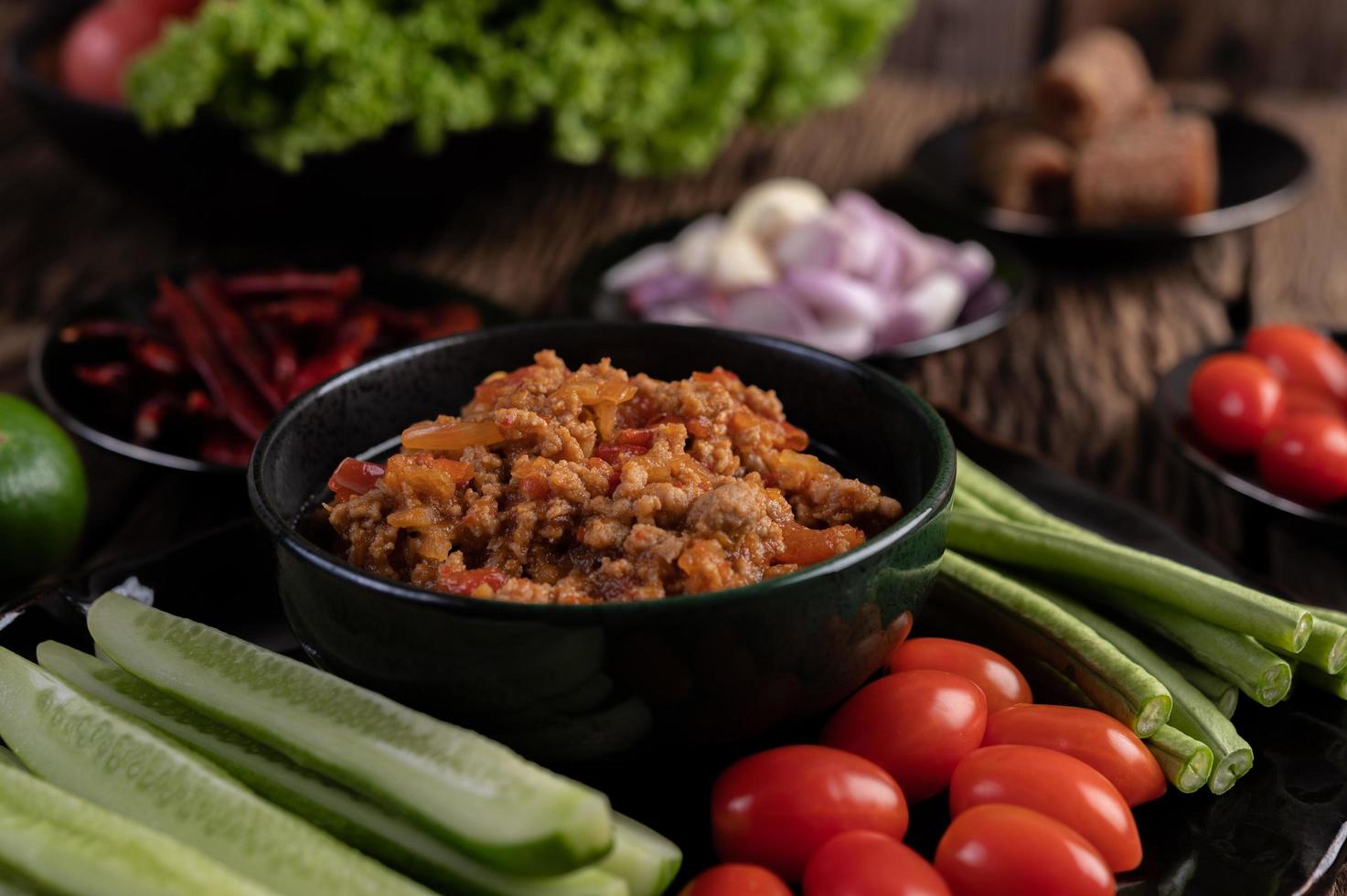 cerdo dulce con pepinos, frijoles, tomates y guarniciones foto