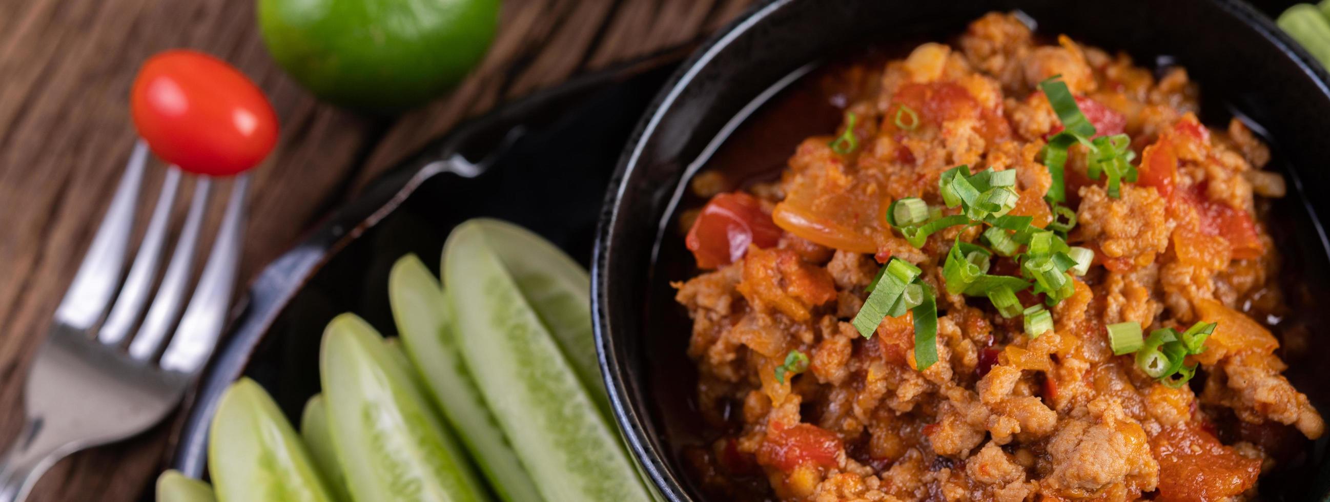 tazón de cerdo dulce con pepinos, frijoles y tomates foto