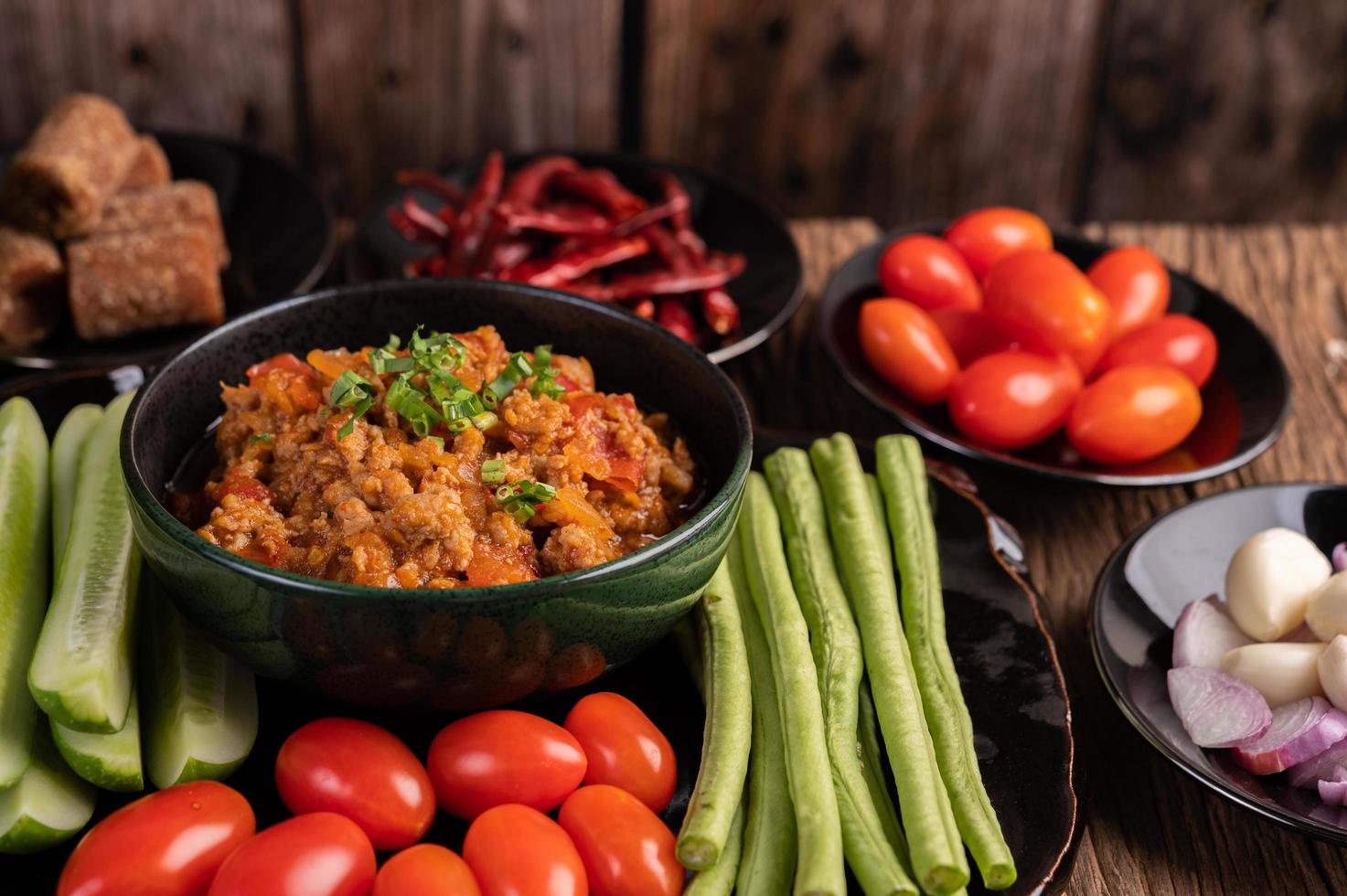 tazón de cerdo dulce con pepinos, frijoles y tomates foto