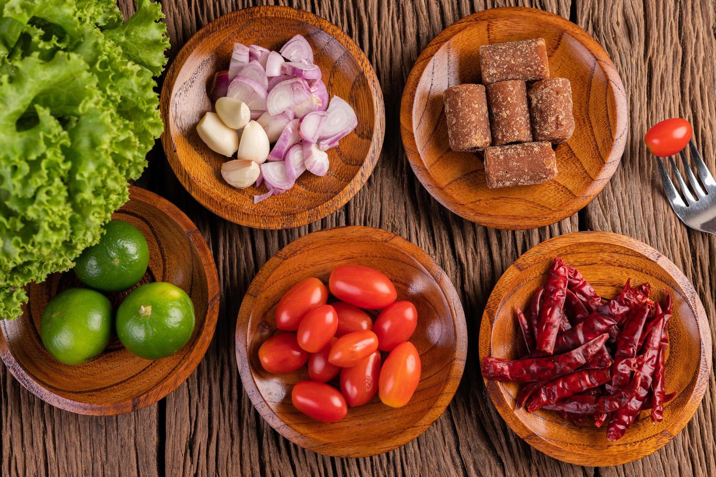 azúcar de palma, cebollas rojas, pimientos secos, tomates, pepinos, frijoles y lechuga foto