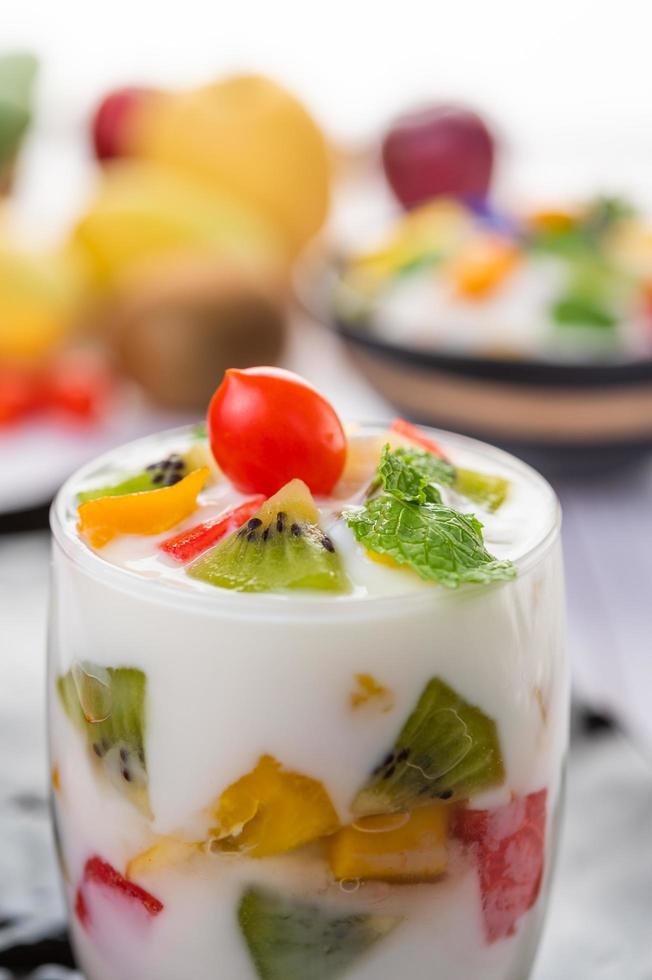 Batido de yogur de frutas en vidrio transparente foto