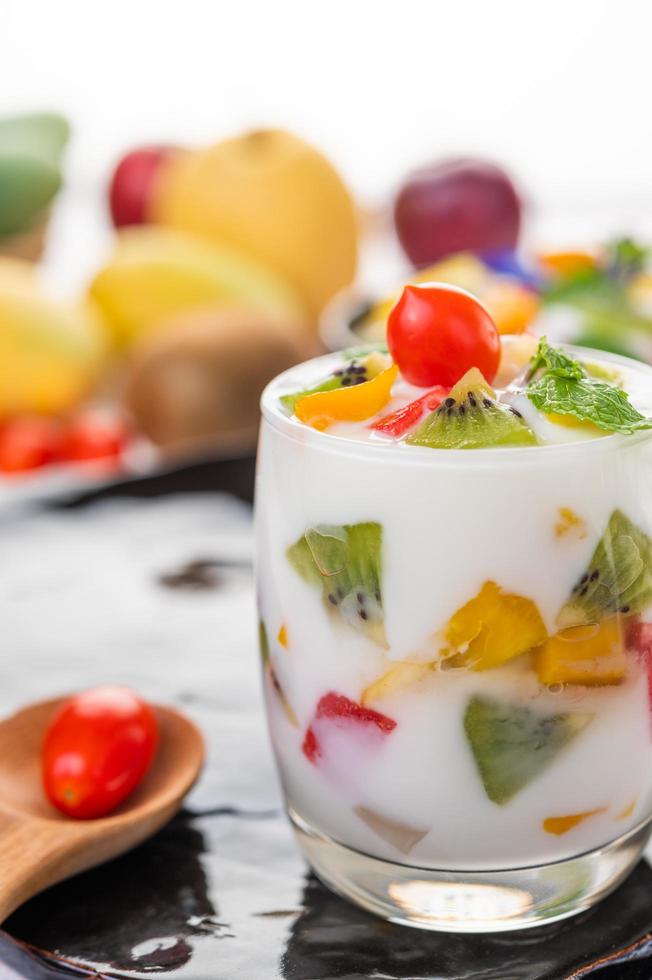 Batido de yogur de frutas en vidrio transparente foto