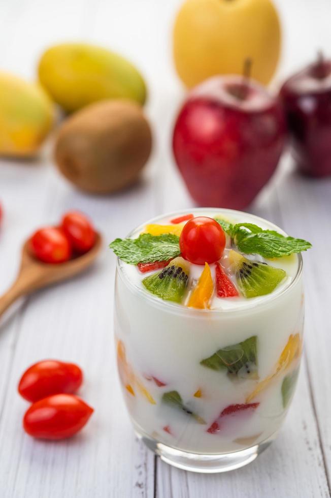 Batido de yogur de frutas en vidrio transparente foto