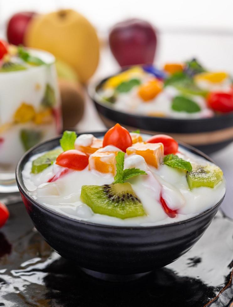 ensalada de frutas en un tazón de yogur foto