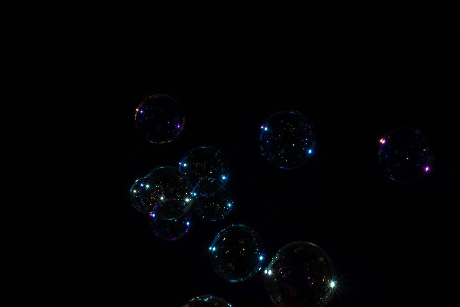 burbujas sobre fondo negro foto