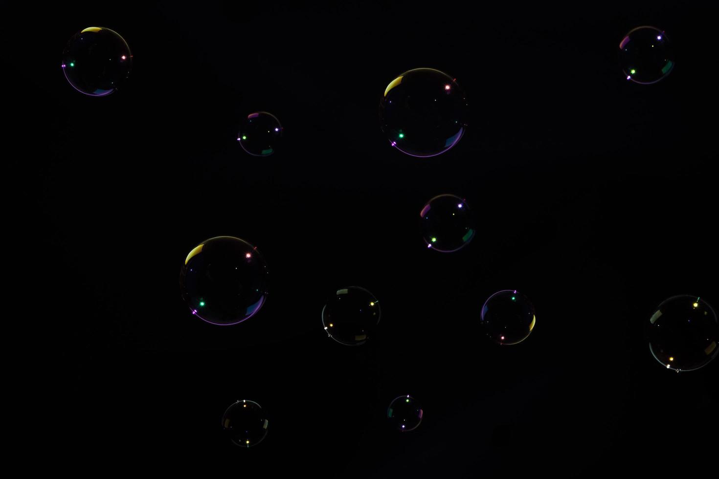 burbujas sobre fondo negro foto