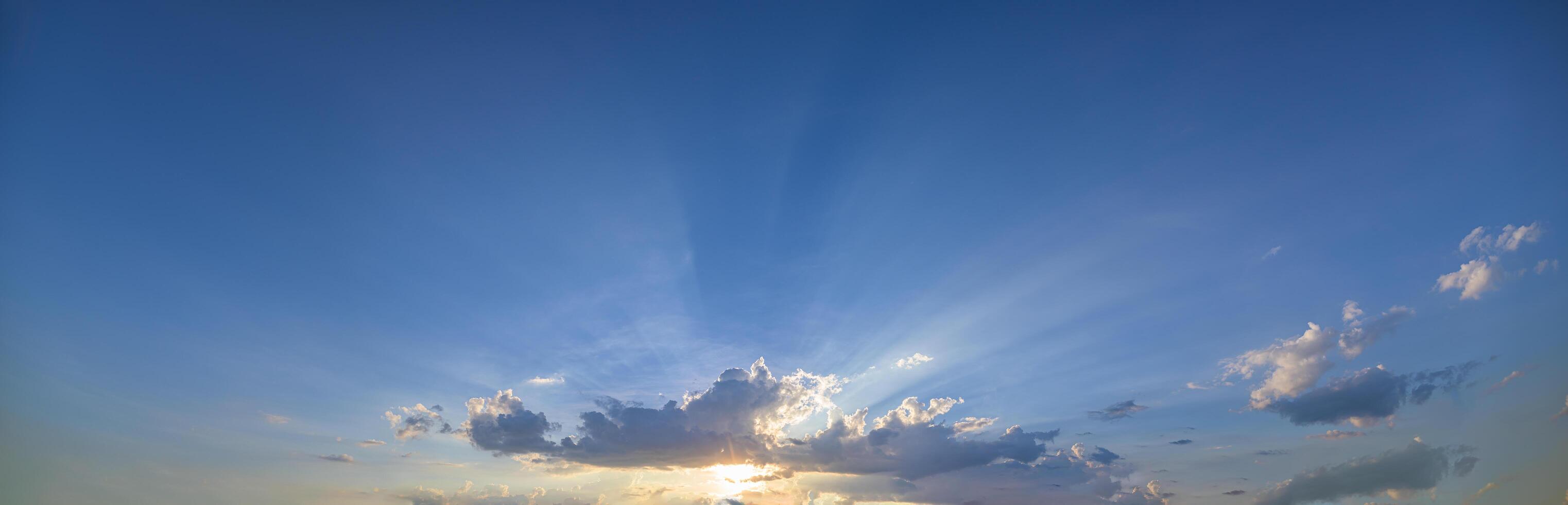 cielo y nubes al atardecer foto