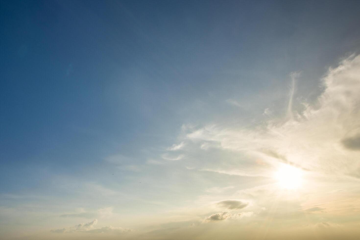 el cielo y las nubes al atardecer foto