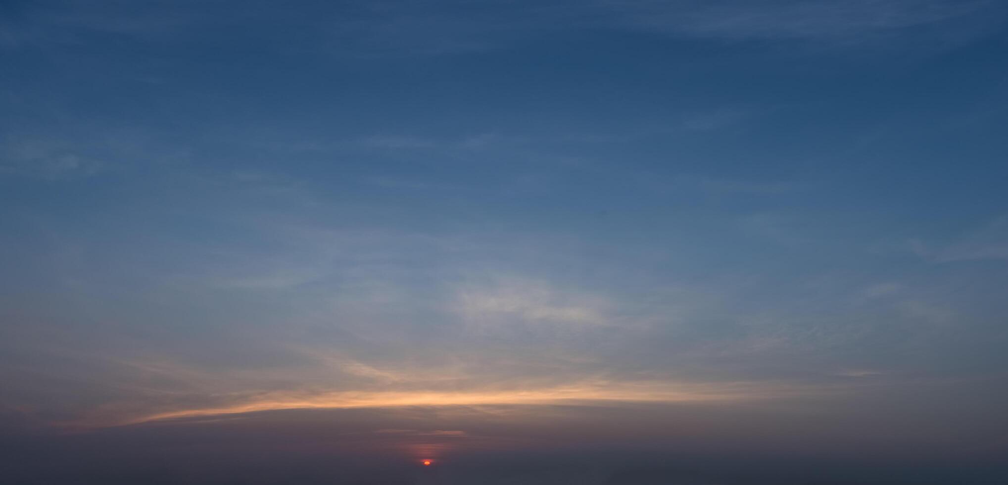 el cielo al atardecer foto