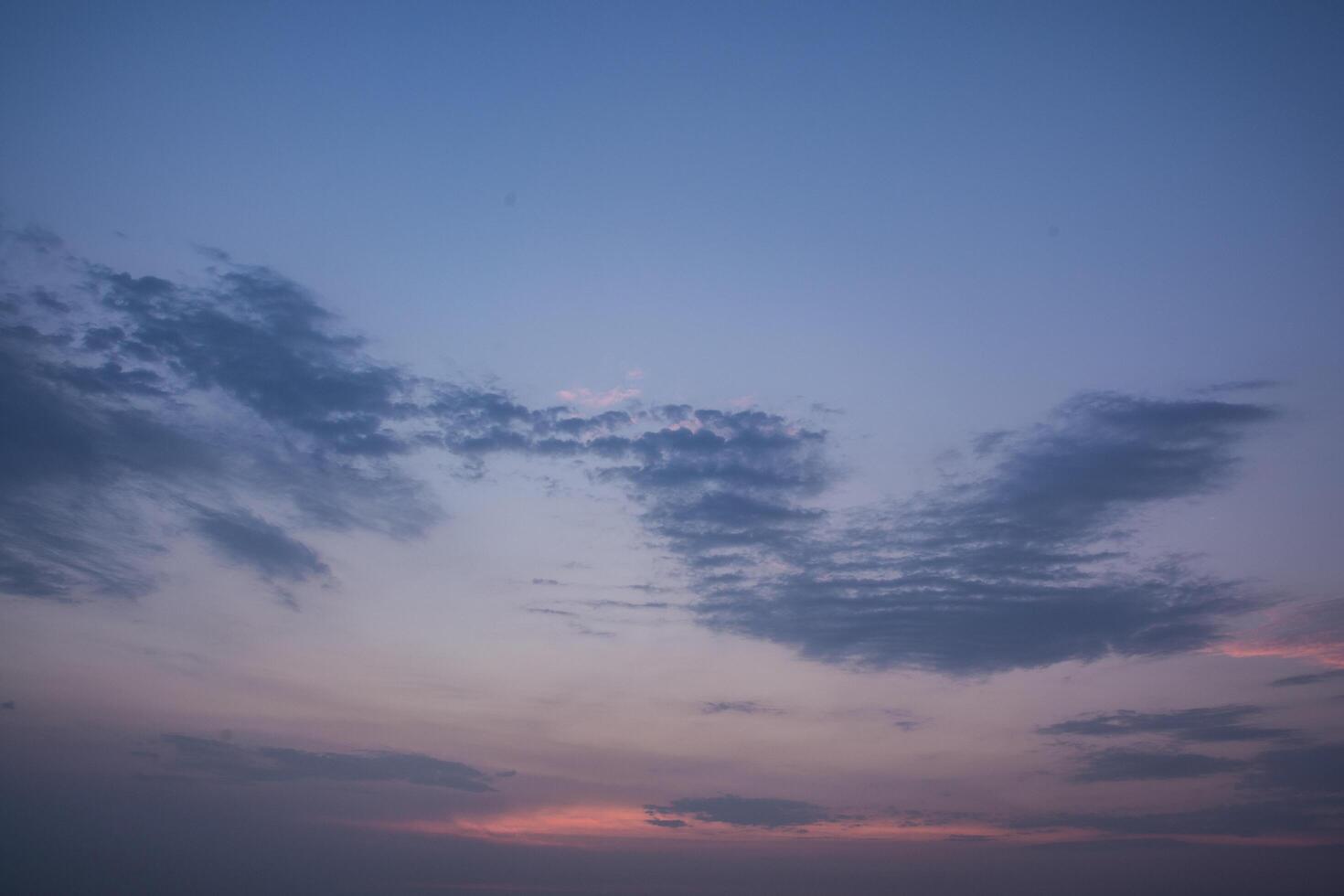 el cielo y las nubes al atardecer foto