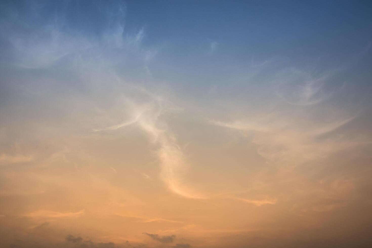 el cielo y las nubes al atardecer foto