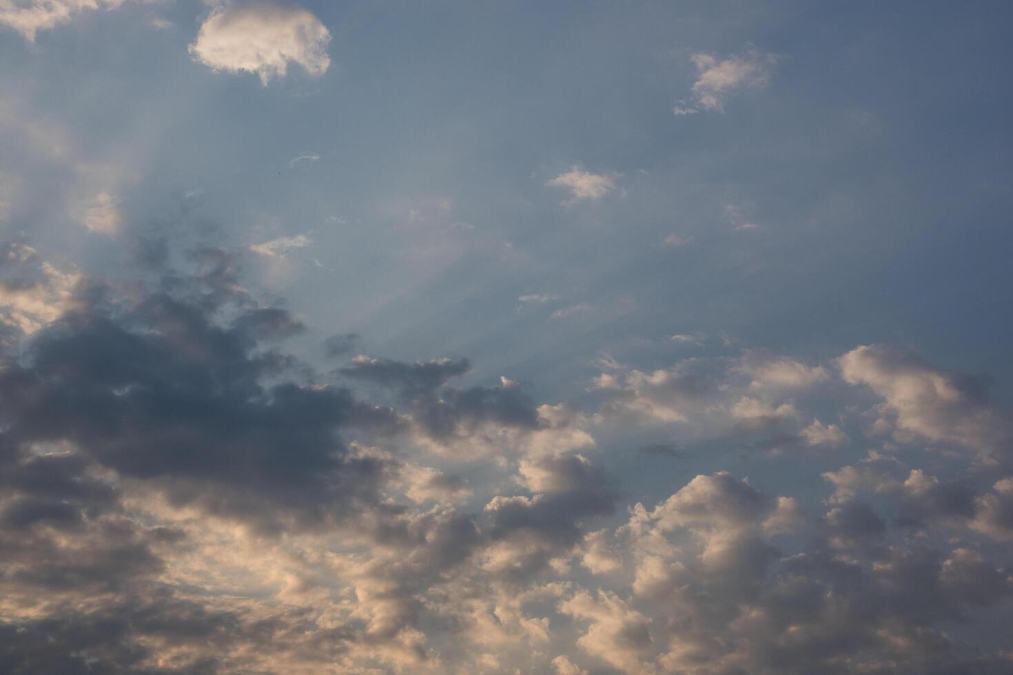 el cielo y las nubes al atardecer foto