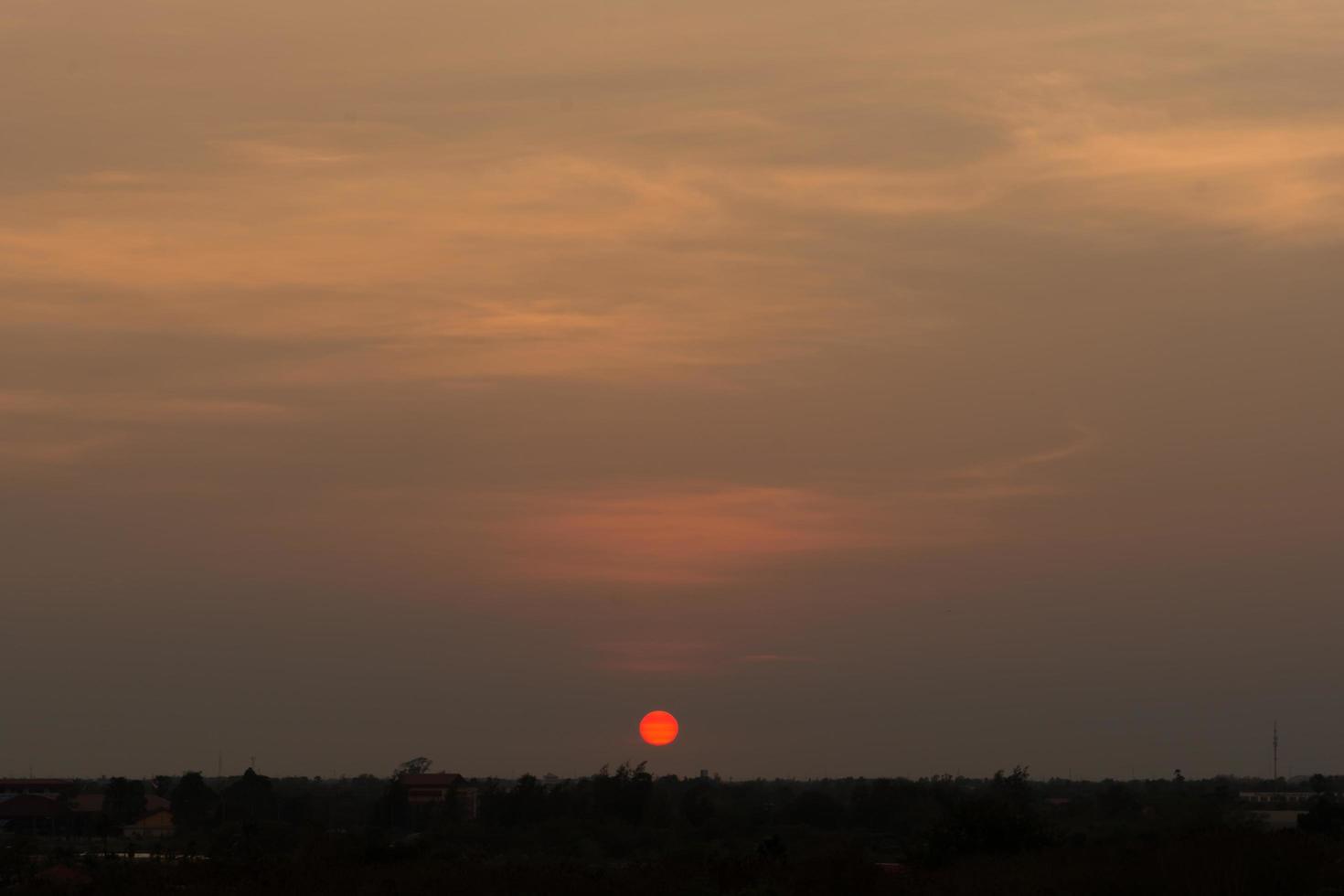 el cielo y las nubes al atardecer foto