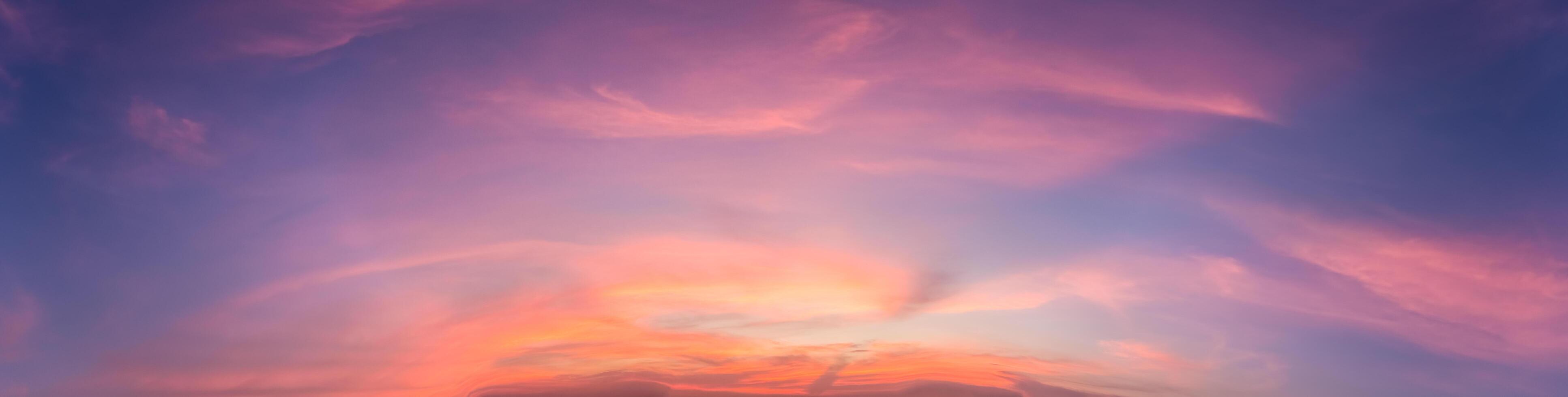 el cielo al atardecer foto