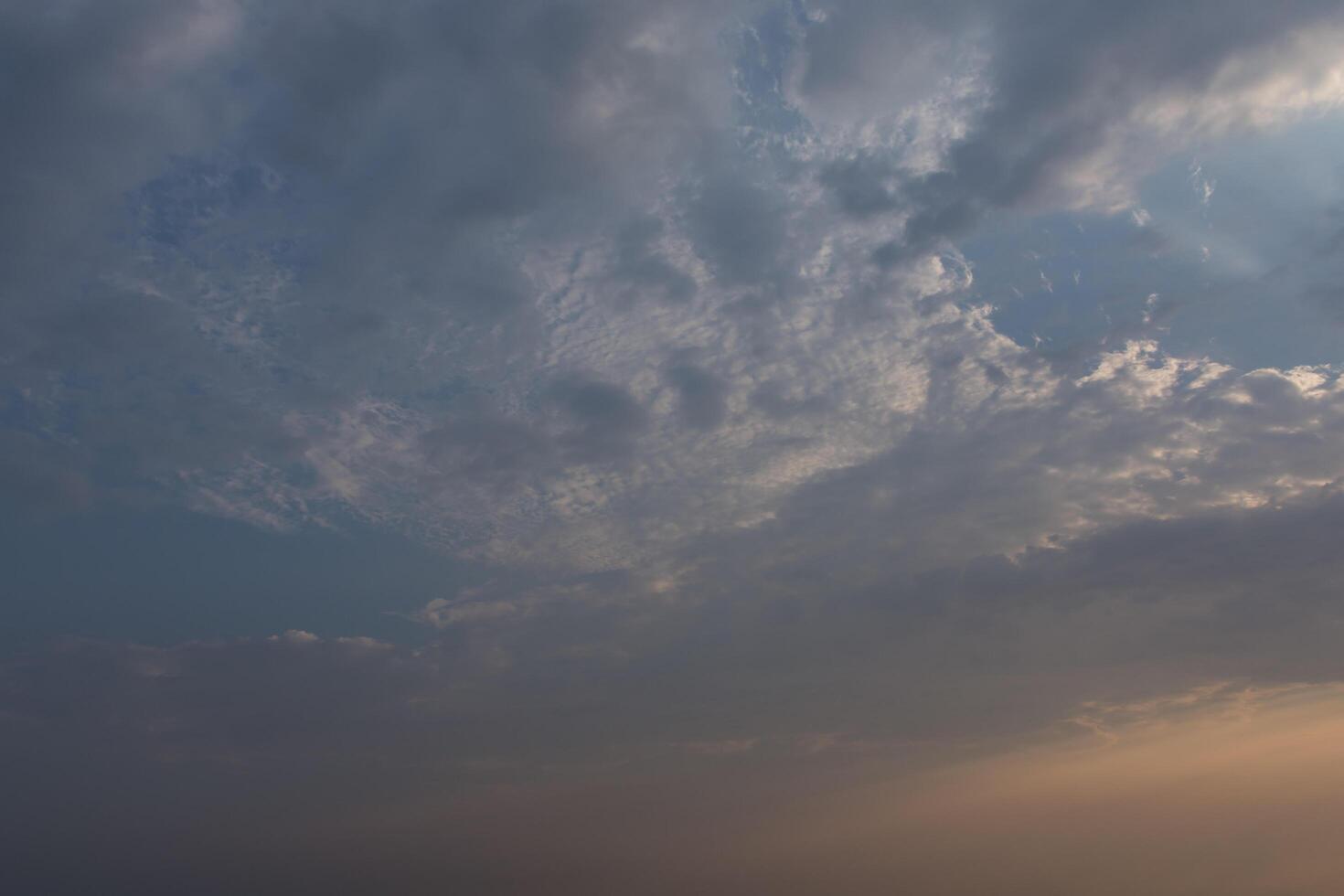 el cielo al atardecer foto