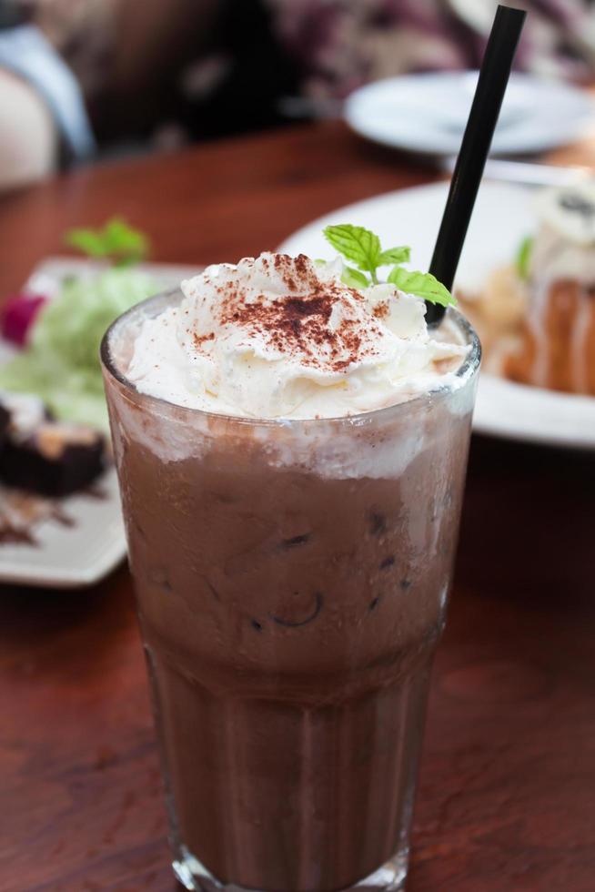 cobertura de café helado con crema batida foto