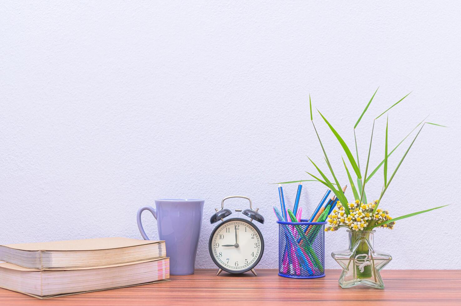 libros y flores en el escritorio foto