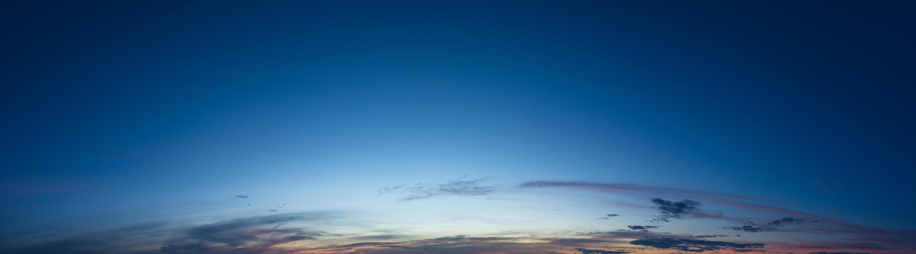 el cielo y las nubes al atardecer foto