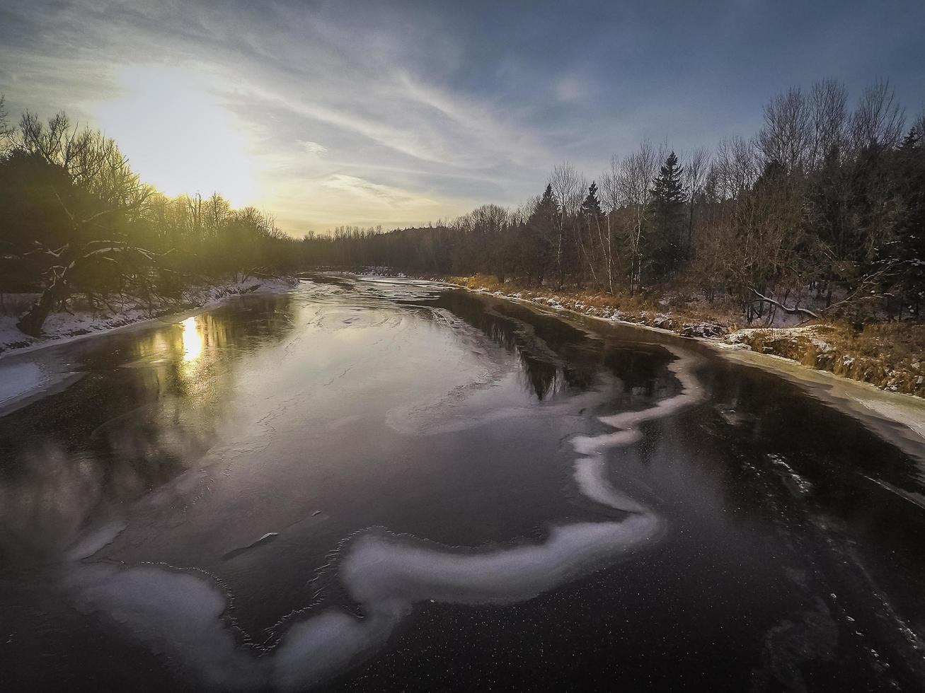 puesta de sol sobre un río foto