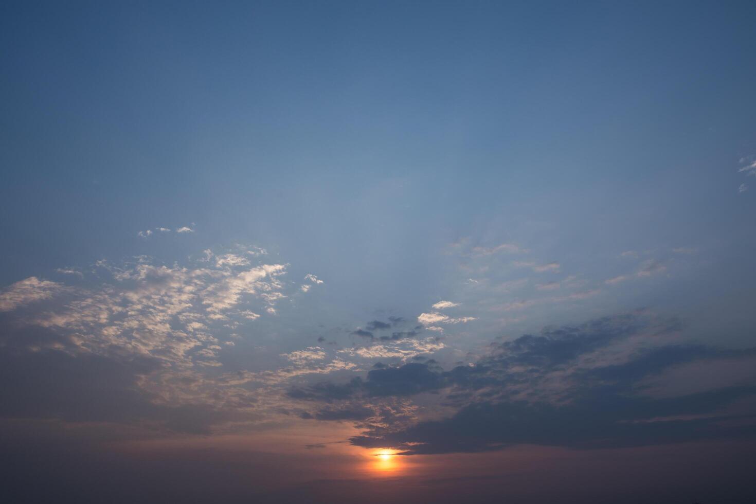 el cielo y las nubes al atardecer foto