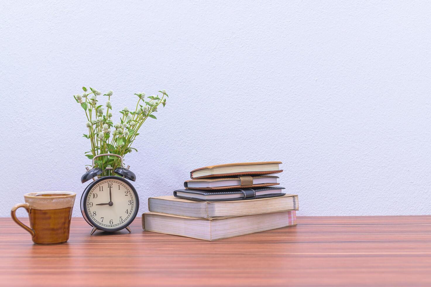 libros y flores en el escritorio foto