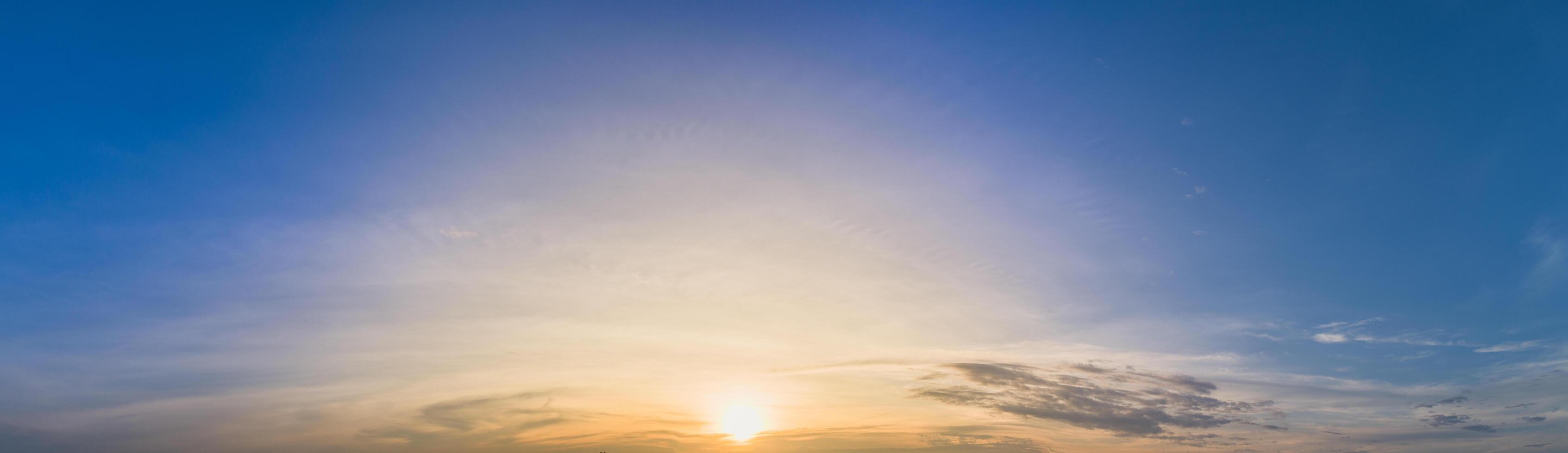 el cielo al atardecer foto