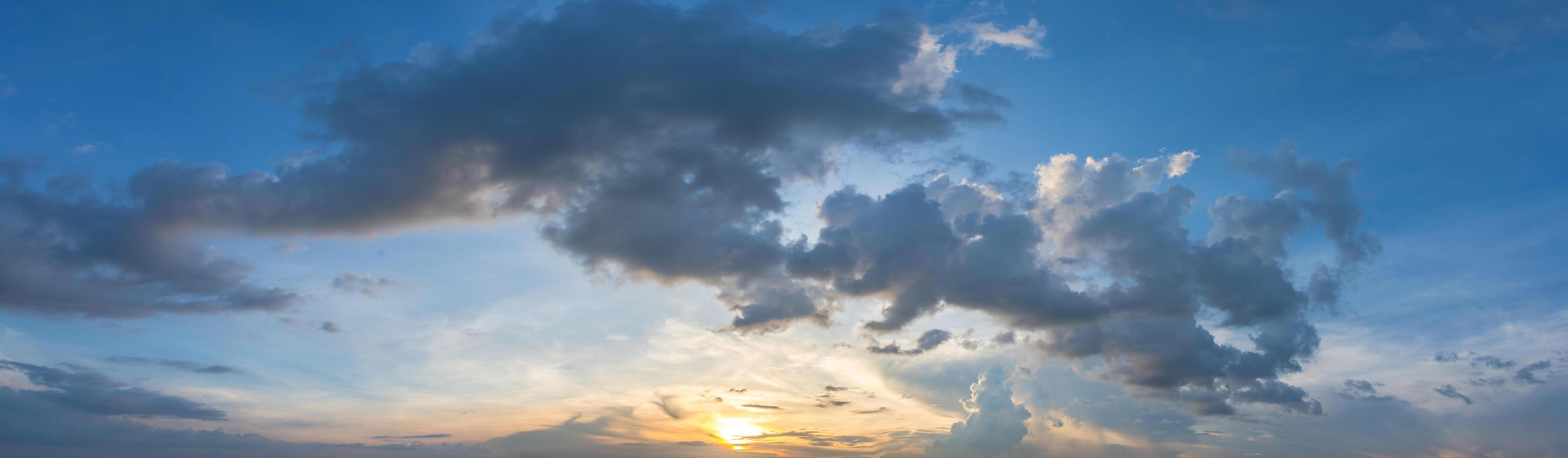 el cielo y las nubes al atardecer foto