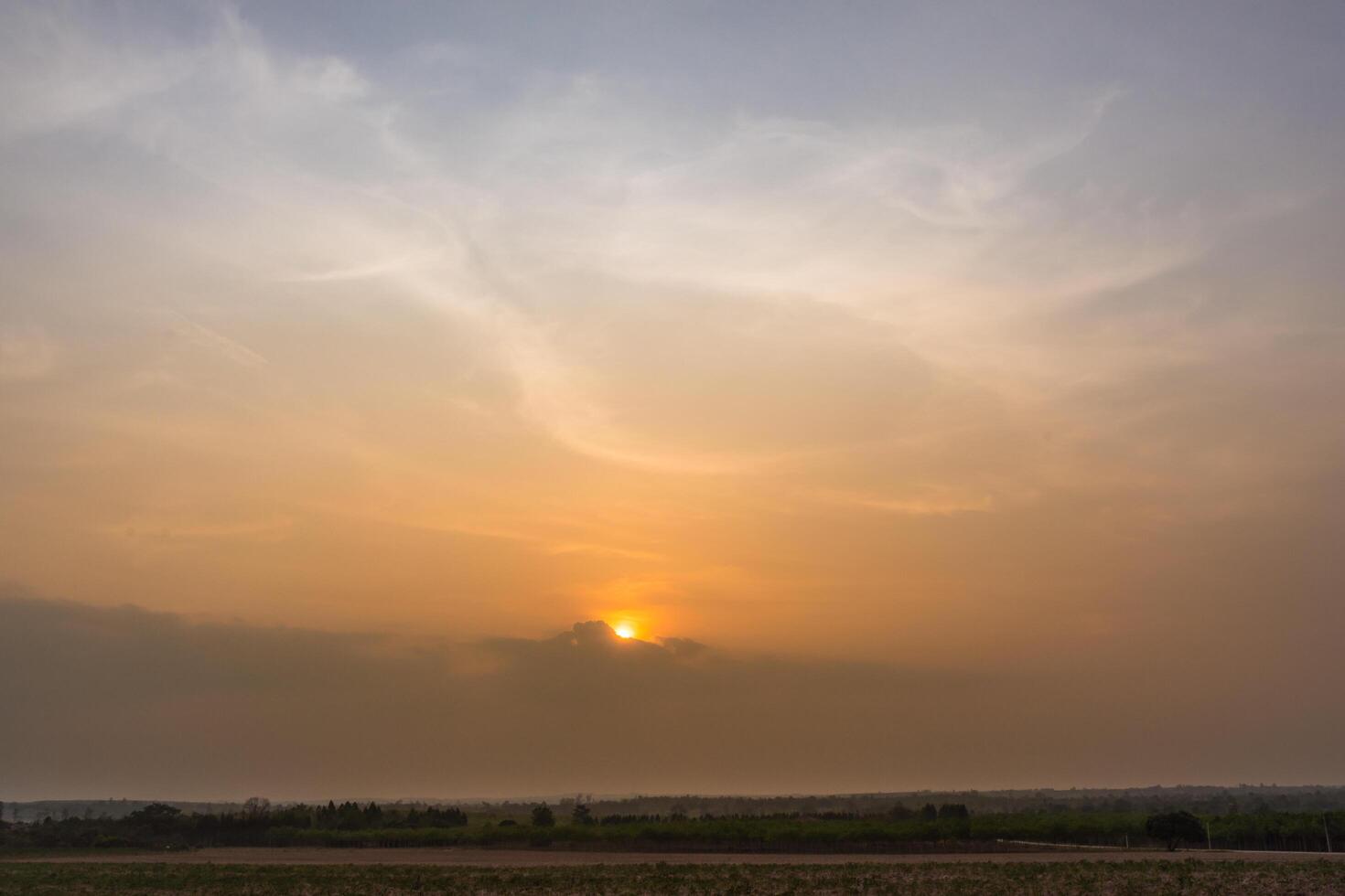 el cielo al atardecer foto