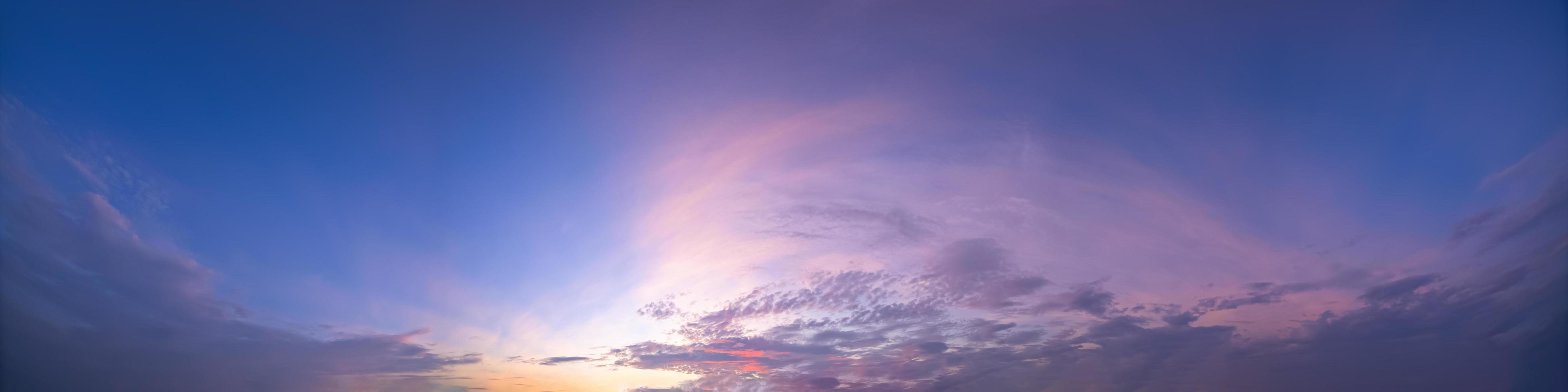 el cielo al atardecer foto