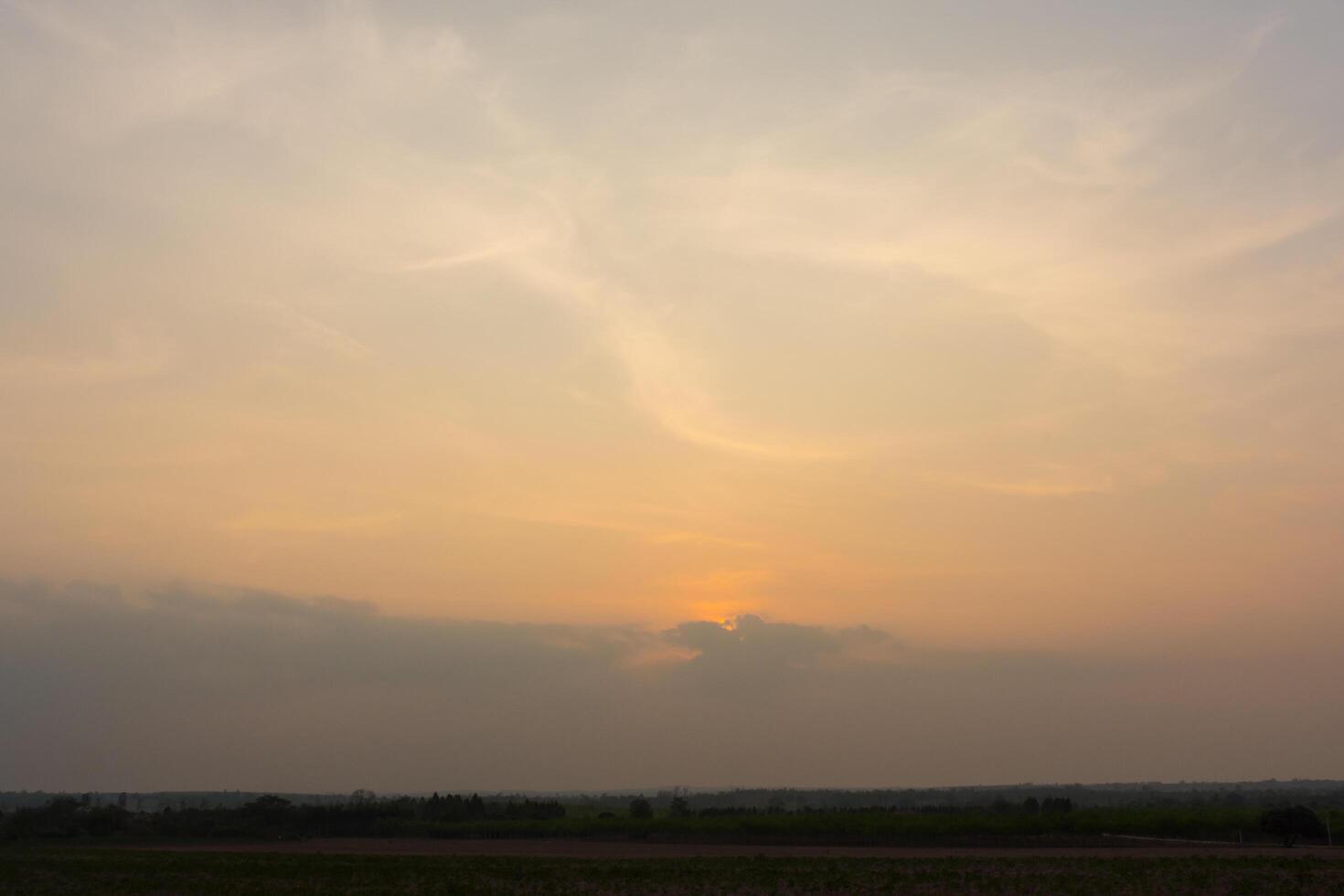 el cielo al atardecer foto