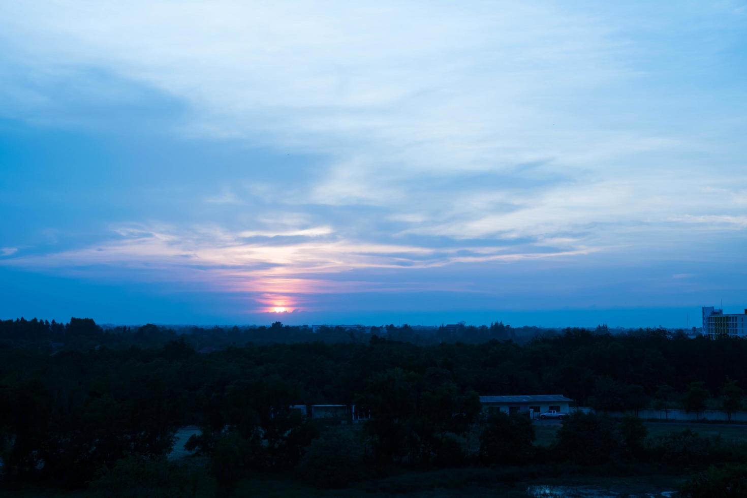 el cielo al atardecer foto