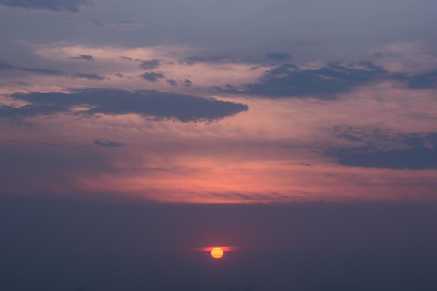 el cielo y las nubes al atardecer foto