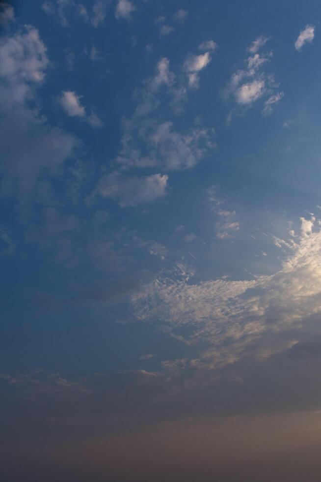 el cielo y las nubes al atardecer foto