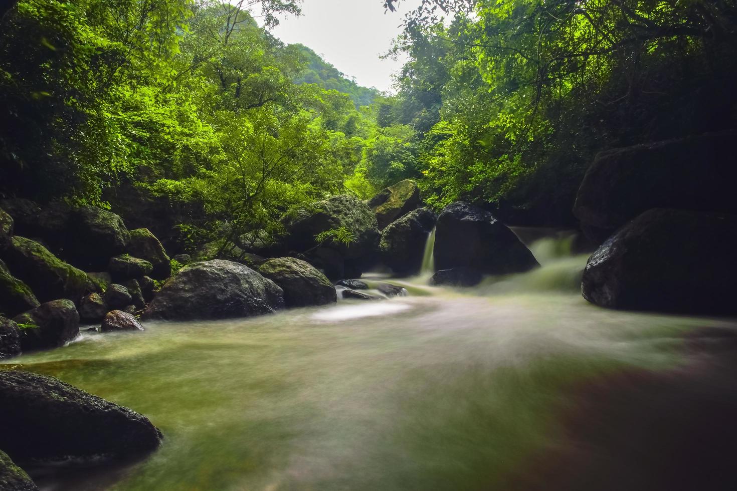 Cascada de Nang Rong en Tailandia foto