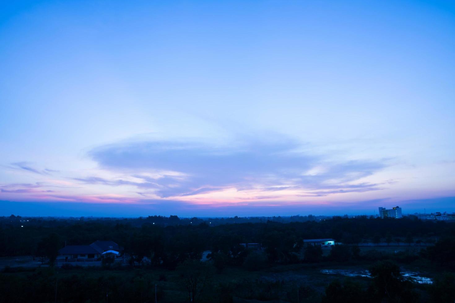 el cielo al atardecer foto