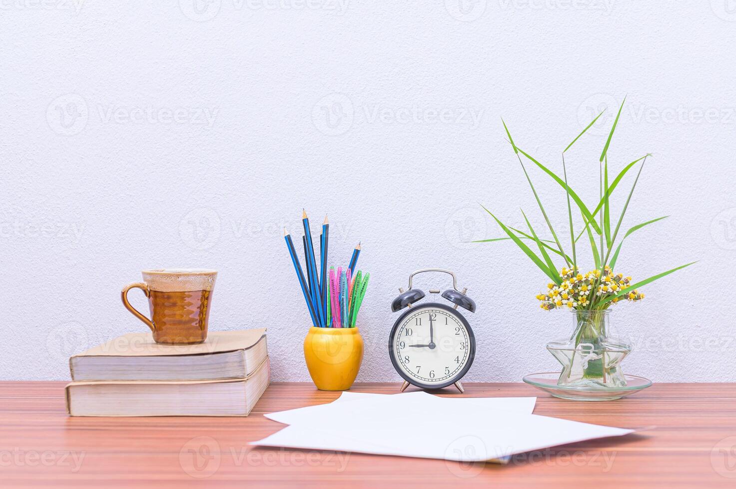 libros y flores en el escritorio foto