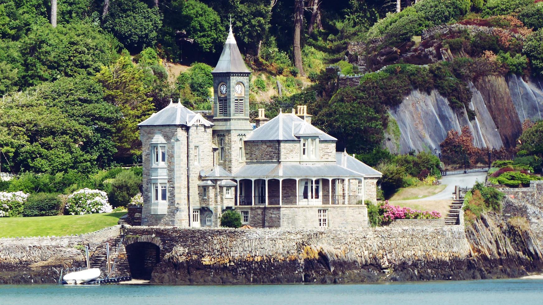 casa blanca y marrón durante el día foto