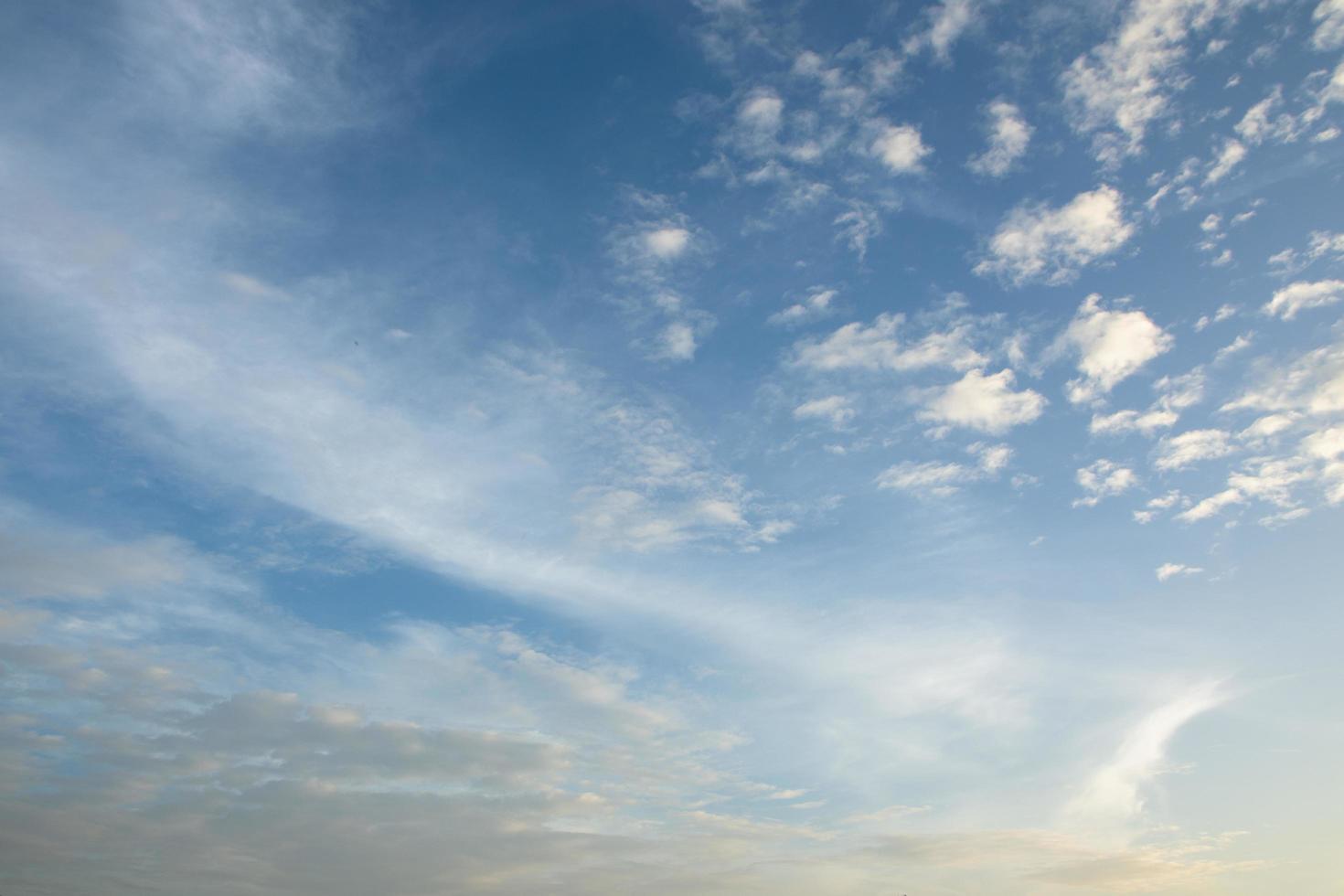 cielo y nubes al atardecer foto