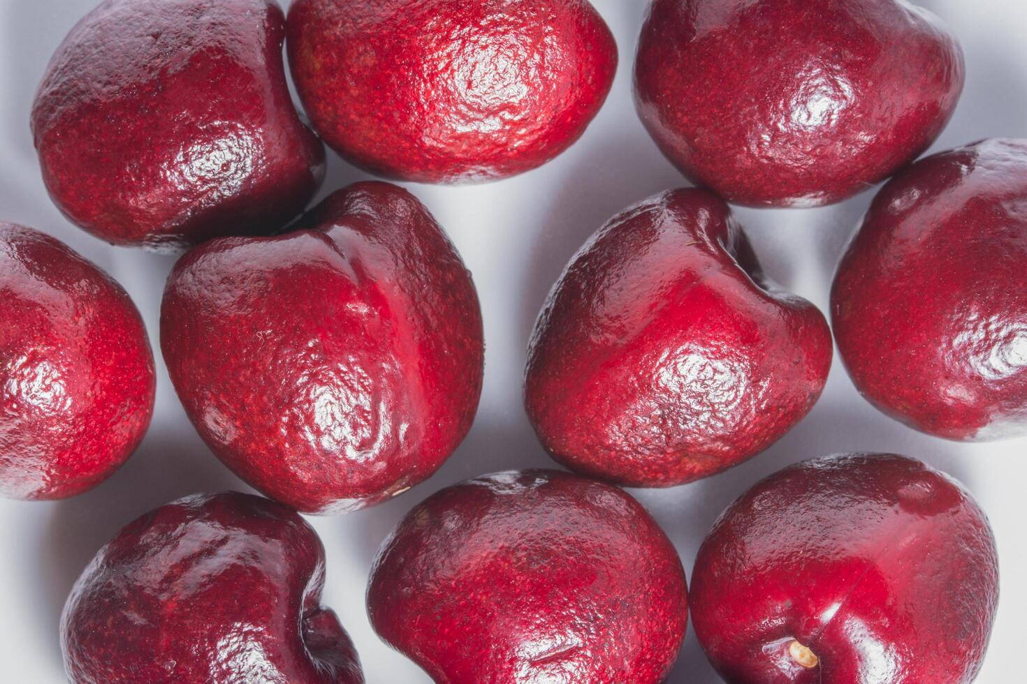 cerezas sobre fondo blanco foto